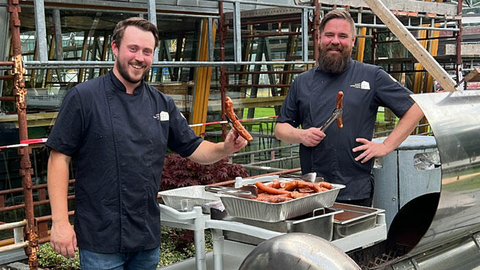 Kokkane i SiVolda-kantina grillar pølser utanfor kantina på BK på Velkomstkveld